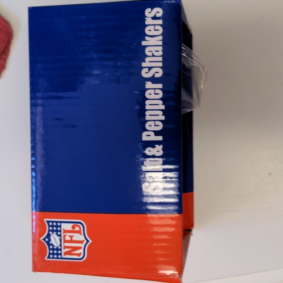 Salt and pepper Shakers - Picture 2 of 2